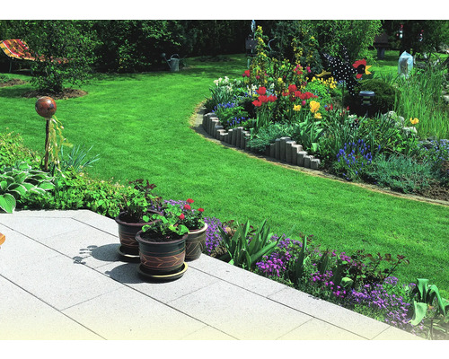 Garten mit Rasenfläche, Blumenbeeten und bepflanzten Blumentöpfen