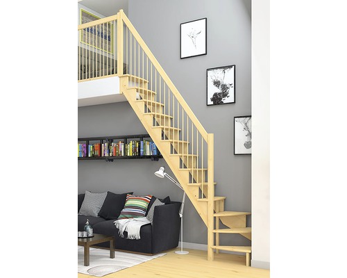 Escalier en bois dans un espace de vie avec canapé et bibliothèque