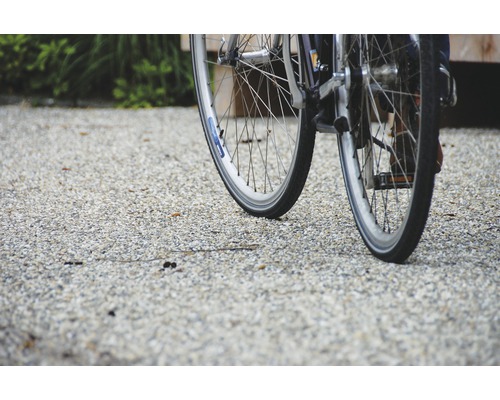 Pneus de vélo sur chemin de gravier