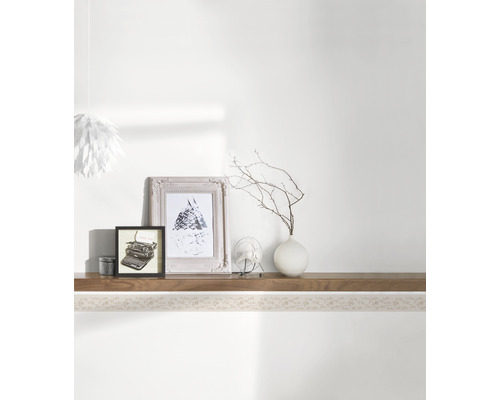 Étagère décorative avec photos et accessoires sur le mur