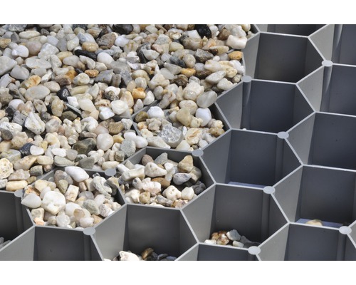 Gros plan de dalles alvéolées remplies de gravier