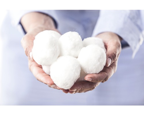 Hände halten Wattebällchen