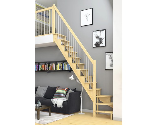 Escalier en bois avec rampe dans un salon avec canapé et étagère à livres