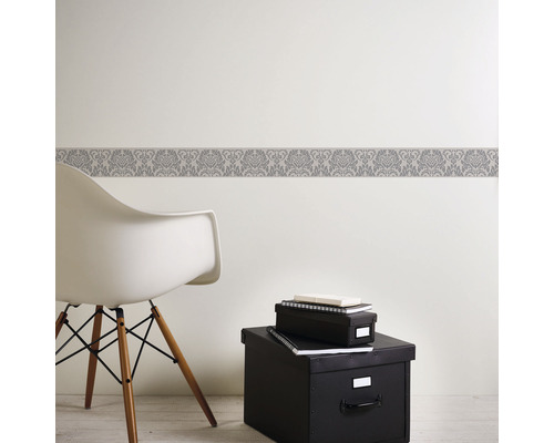 Vue d''une pièce avec bordure, chaise et boîtes de rangement