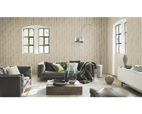 Salon avec canapé, fauteuil, table en bois et papier peint mural imitation bois