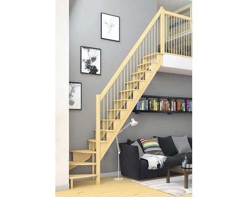 Escalier en bois dans un salon avec canapé et bibliothèque
