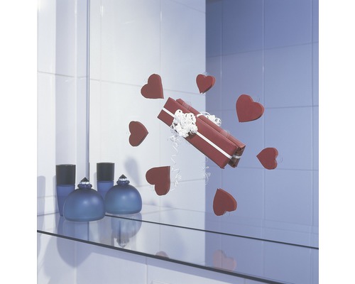 Cadeau décoratif avec ruban et décoration en forme de cœur dans la salle de bains