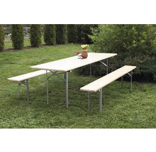 Bierzeltgarnitur mit Holztisch und Bänken im Garten