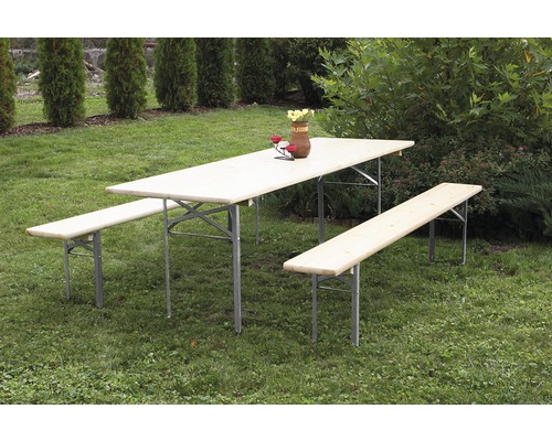 Bierzeltgarnitur mit Holztisch und Bänken im Garten