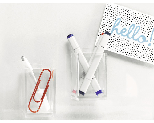 Scène avec deux supports muraux transparents contenant des stylos, un trombone et une carte