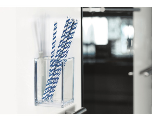 Pailles rayées dans un récipient transparent