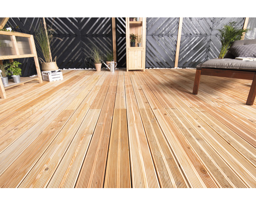 Aussenbereich mit Holzboden und verschiedenen Dekorationen wie Pflanzen und Möbeln.