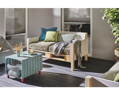 Wohnzimmer mit Palettenmöbeln, bestehend aus Sofa, Tisch und Kissen