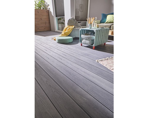Terrasse mit Holzdielen, Sitzgelegenheiten und Beistelltisch