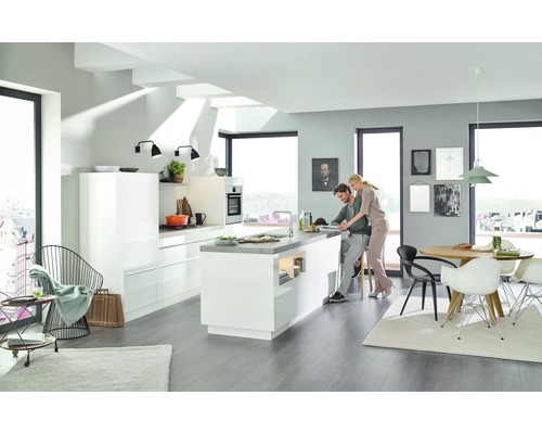 Helles Wohnzimmer mit offener Küche, Essbereich und zwei Personen.