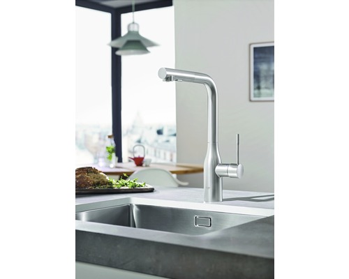 Küchenszene mit Spüle und Einhebelmischer