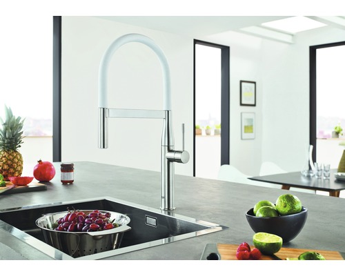 Scène de cuisine avec robinet d''évier, évier et fruits