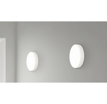 Zwei runde, weiße Wandleuchten an einer Wand