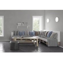 Helles Wohnzimmer mit Palettensofa, Holztisch, Fenster und Wandleuchten