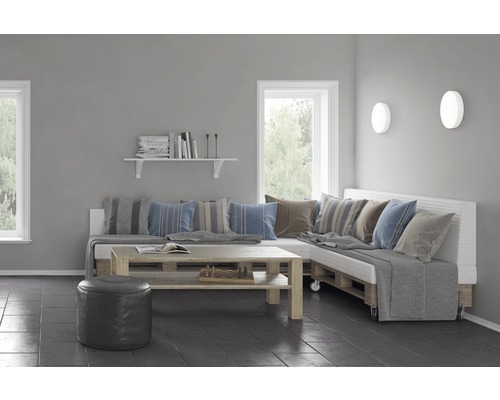 Helles Wohnzimmer mit Palettensofa, Holztisch, Fenster und Wandleuchten