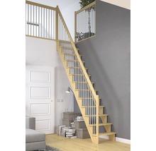 Holztreppe mit Geländer im Wohnraum.