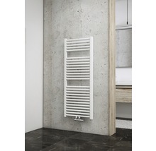 Weißer Handtuchheizkörper an einer Wand im Badezimmer