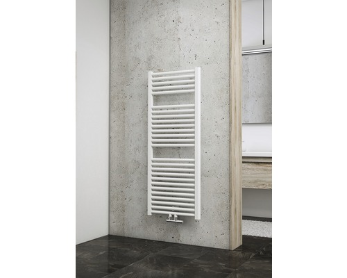 Radiateur de salle de bains SCHULTE München 1215x500 mm blanc avec raccordement au centre Radiateur sèche-serviettes blanc sur un mur dans une salle de bains