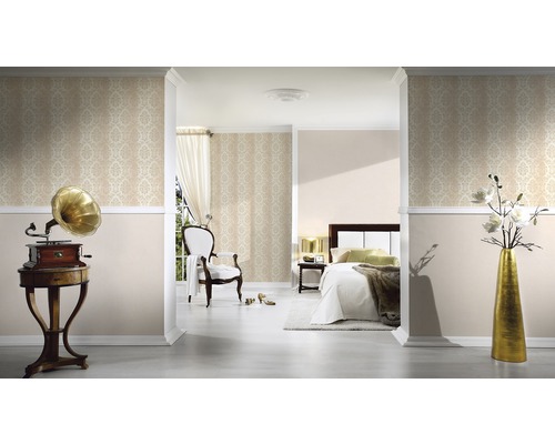 Pièce décorative avec papier peint floral, gramophone et chambre à coucher en arrière-plan