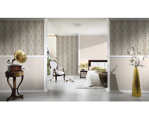 Salon avec papier peint de style classique, gramophone et vase décoratif