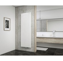 Modernes Badezimmer mit Heizkörper, Waschtisch und Spiegel