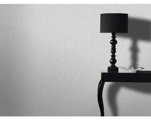 Papier peint clair dans un intérieur avec table et lampe