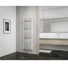 Badezimmer mit weißem Handtuchwärmer an der Wand