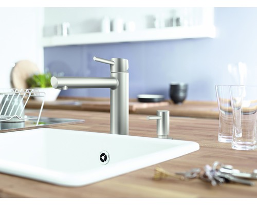 Küchenszene mit Spüle, Armatur und Spülmittelspender