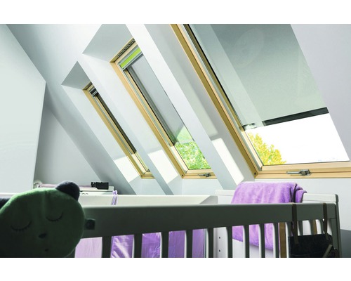 Fenêtres de toit avec cadre en bois dans une chambre d''enfant avec un lit de bébé.