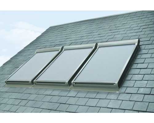 Trois stores de fenêtres de toit sur un toit en ardoise