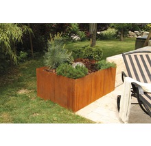 Jardinière surélevée en métal avec des plantes dans le jardin