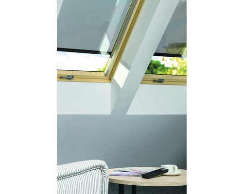 Fenêtres de toit avec store occultant dans un salon lumineux