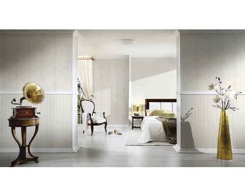 Chambre classique avec papier peint, gramophone et décorations