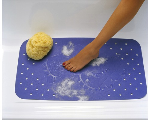 Tapis de bain avec motif d''empreintes de pas, éponge de bain jaune et pied dans la baignoire