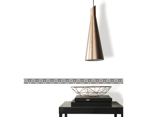 Décoration murale avec bordure, lampe et table