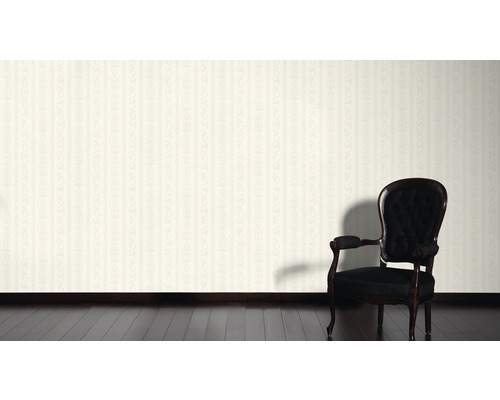 Intérieur avec papier peint et fauteuil