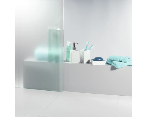 Ustensiles de salle de bains avec distributeur de savon, porte-brosses à dents, savon et serviettes sur une étagère