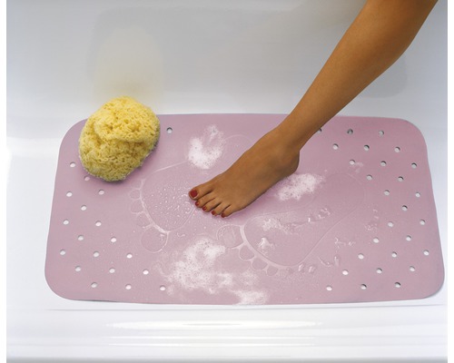 Scène de salle de bain avec tapis de bain, éponge de bain et jambe