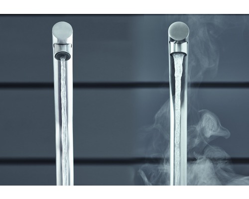 Deux robinets avec de l''eau courante, un avec de la vapeur