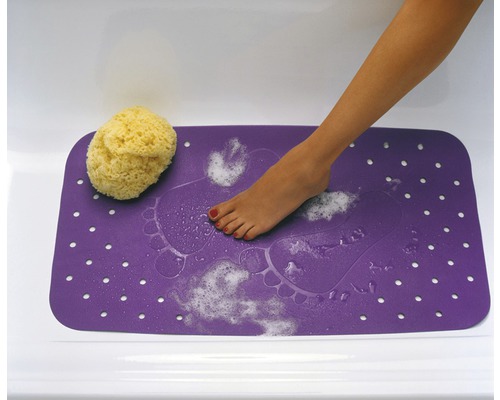 Lila Badewannenmatte mit Fußabdruckmuster, Badeschwamm und Fuß in der Badewanne.