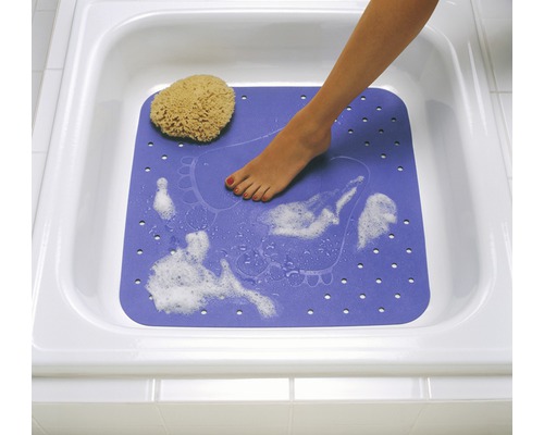 Baignoire avec éponge de bain et tapis de bain violet avec motif d''empreinte de pas.
