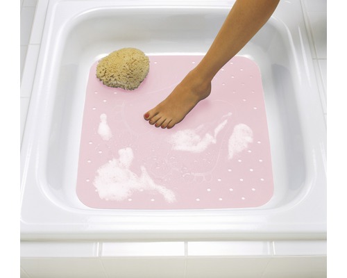Baignoire avec tapis de douche, éponge de bain et un pied