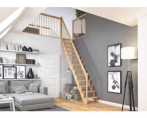 Wohnraum mit Holztreppe zum Obergeschoss