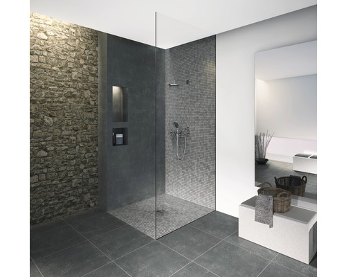 Modernes Badezimmer mit begehbarer Dusche, Natursteinwand und Mosaikfliesen