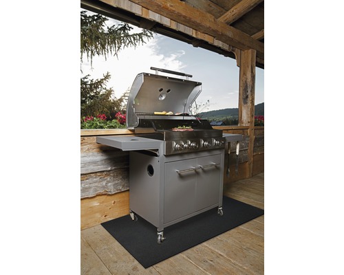 Grillstation mit Grill und Unterbau auf einer Terrasse